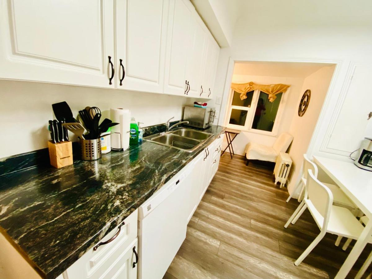 Artistic Apartment Near Downtown Victoria Extérieur photo
