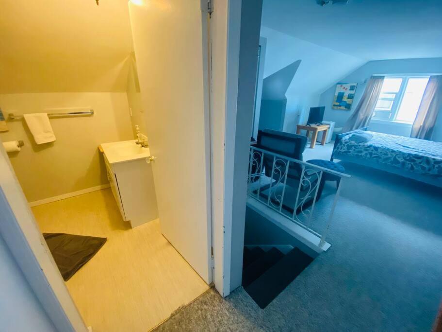 Artistic Apartment Near Downtown Victoria Extérieur photo