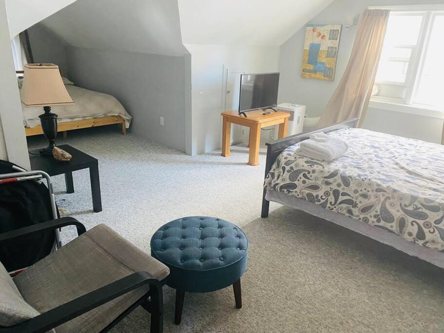 Artistic Apartment Near Downtown Victoria Extérieur photo
