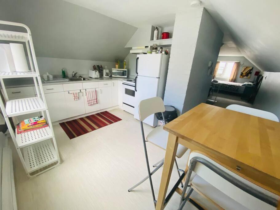 Artistic Apartment Near Downtown Victoria Extérieur photo