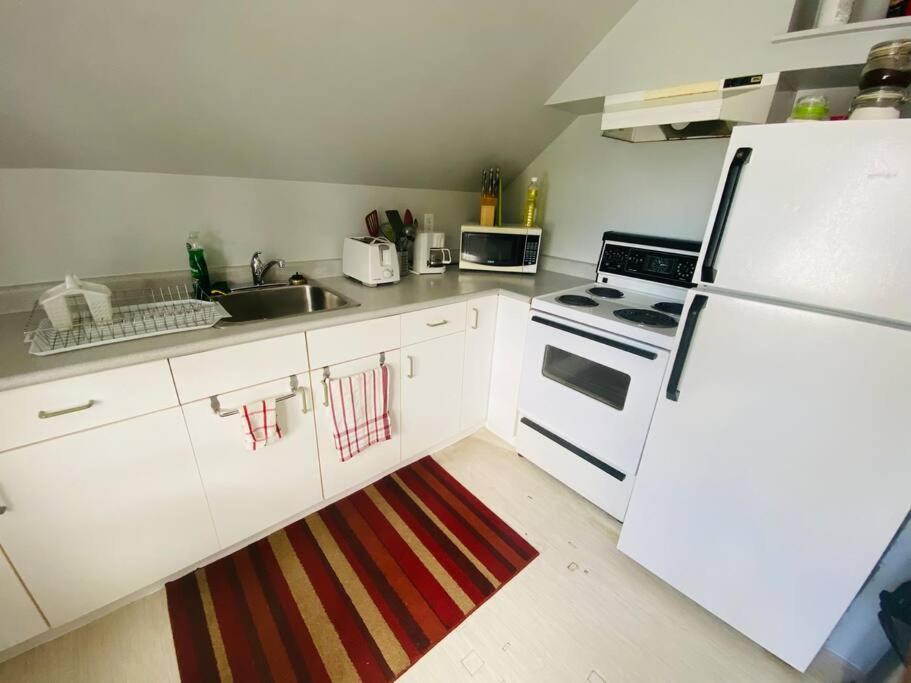 Artistic Apartment Near Downtown Victoria Extérieur photo