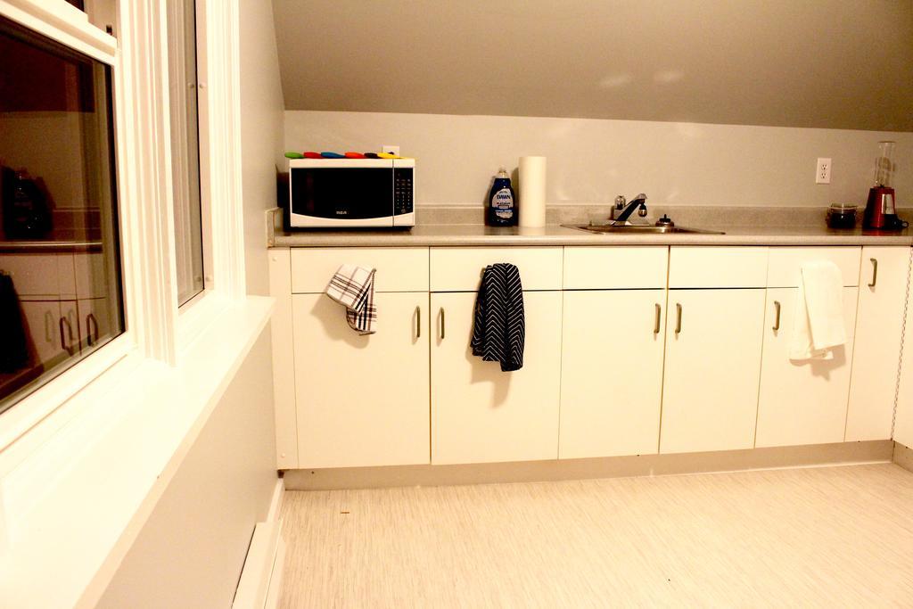 Artistic Apartment Near Downtown Victoria Extérieur photo