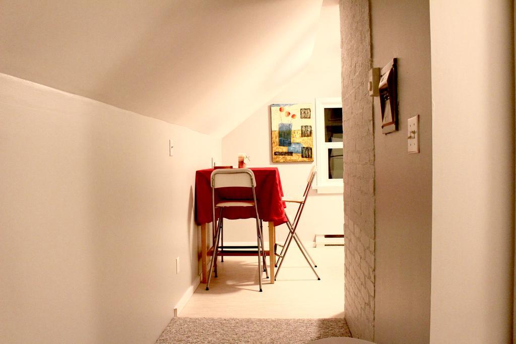 Artistic Apartment Near Downtown Victoria Extérieur photo